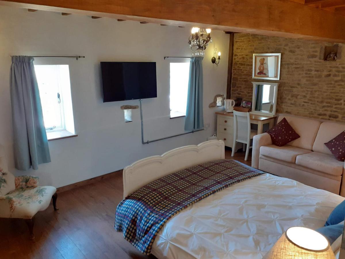 The Byre North End Farm Bed & Breakfast Ashton Keynes Exterior photo
